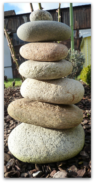 Steine aus der Bretagne bei uns im Garten
